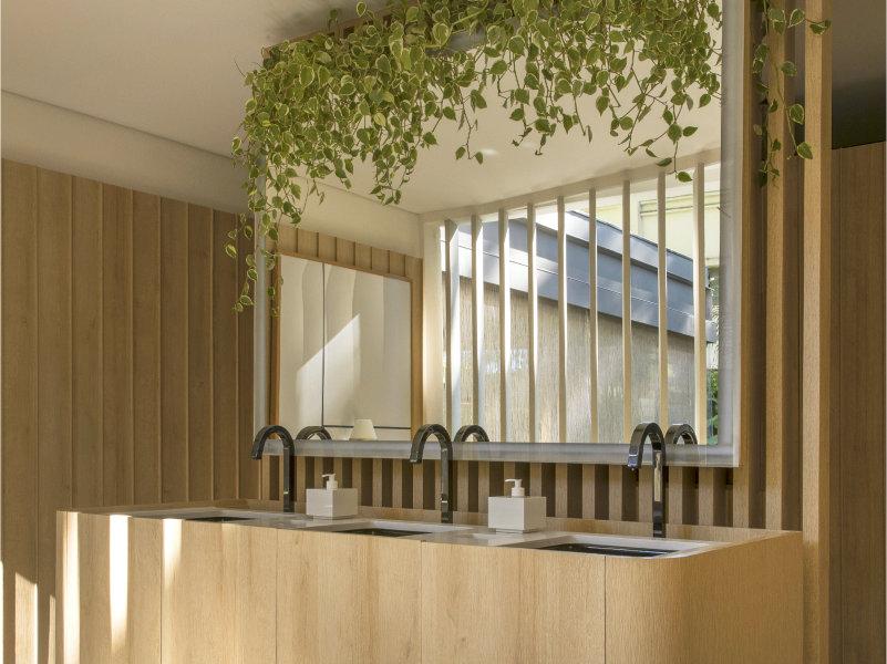 Minimalista e bucólico, o espaço Recinto do Bosque marca a estreia de Gabriel de Lucca na 32ª CASACOR São Paulo