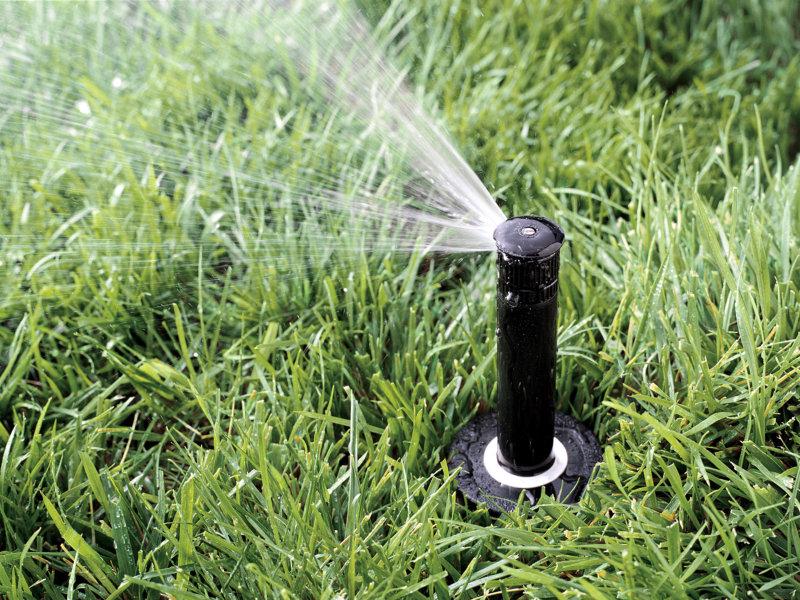 A irrigação contribui ao meio ambiente, reuso de água e água coletada da chuva
