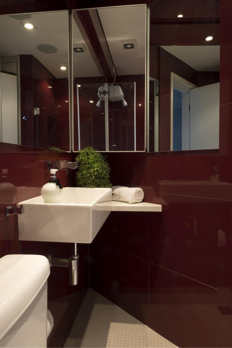 Banheiro do loft assinado pelo arquiteto Ricardo Abreu tem metais Meber 1